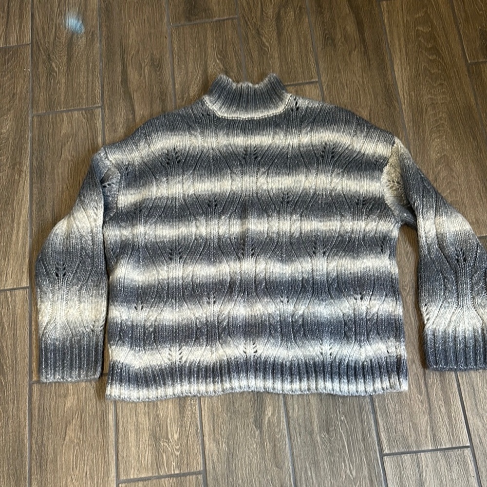 Dana size medium women’s turtleneck sweater. Beautiful gray and off white